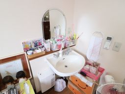 居室の洗面台と小物