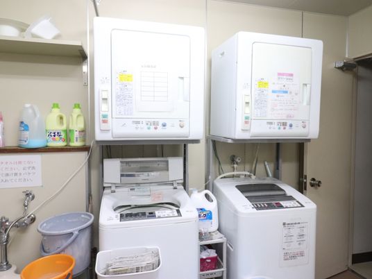 洗濯機と乾燥機の並ぶ部屋