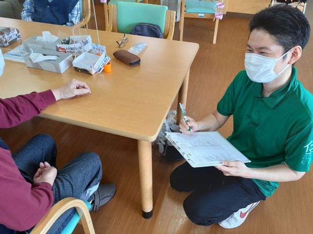 親切なスタッフの様子 ラウンジ スタッフが入居者と親しげに会話をしています。居心地の良さが感じられるラウンジです。