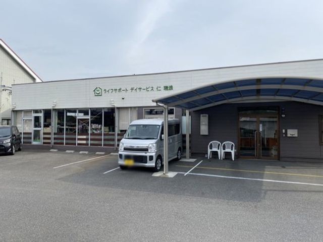 スタッフイメージ外観 外観 建物の前には、屋根付きの駐車スペースがあり、天候を気にせずに訪問できます。