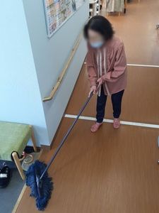 清掃中のスタッフ廊下