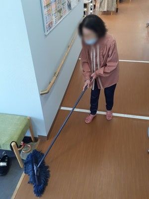 清掃中のスタッフ廊下