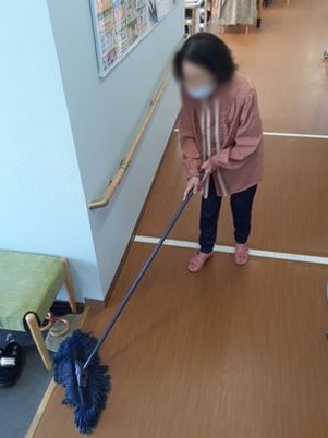 清掃中のスタッフ廊下
