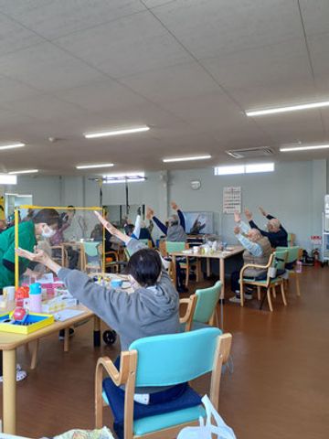 活気あるラウンジ ラウンジ 広々とした明るい空間で、入居者たちはスタッフと一緒にリズム体操を楽しむことができます。