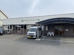 広々とした外観