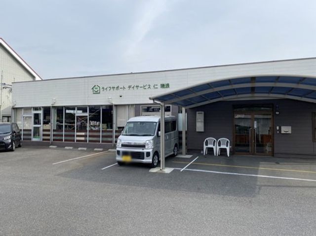 広々とした外観 外観 広々としたスペースの駐車場があり、アクセスが便利です。車椅子の方もスムーズに移動できます。