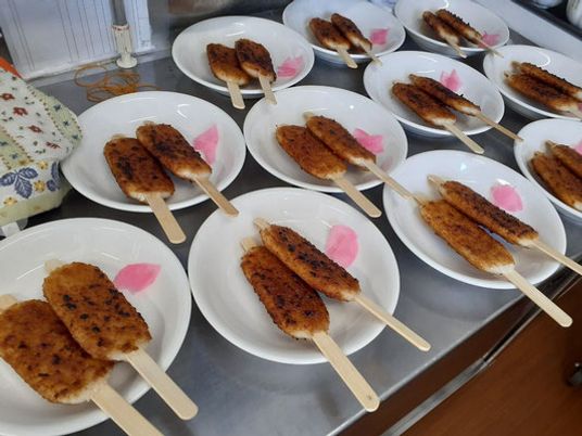 手作り料理が並ぶ厨房