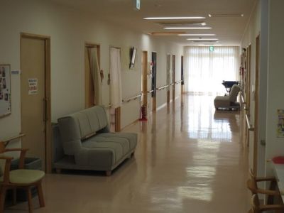 明るく広い施設の廊下