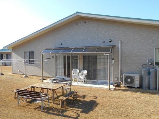 屋外ベンチのある庭