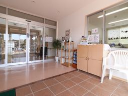 エントランスの明るい風景