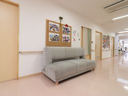 廊下のソファと掲示物