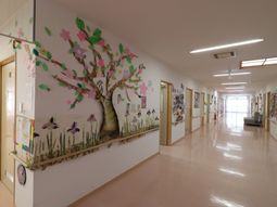 廊下の壁画と掲示物