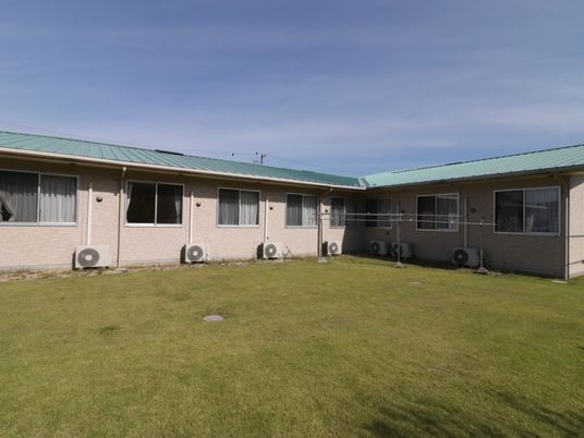 広々とした中庭と建物