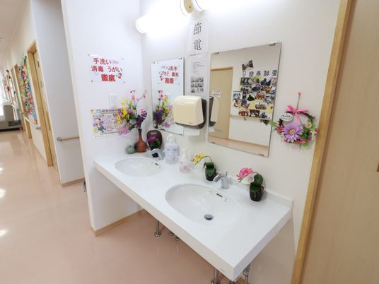 清潔な洗面台と廊下