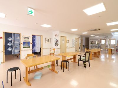 広々とした明るい食堂