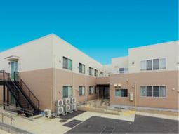 施設外観の明るい景色