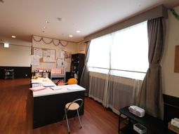 多目的室の明るい一室