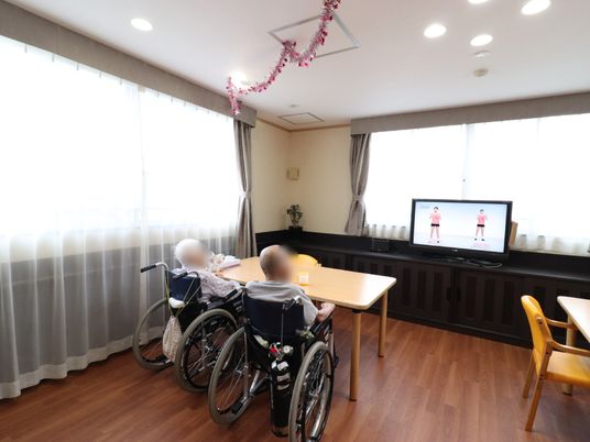 車椅子の方がテレビ観賞