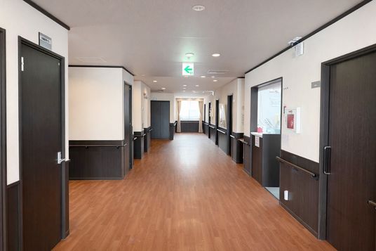 木製の床の廊下