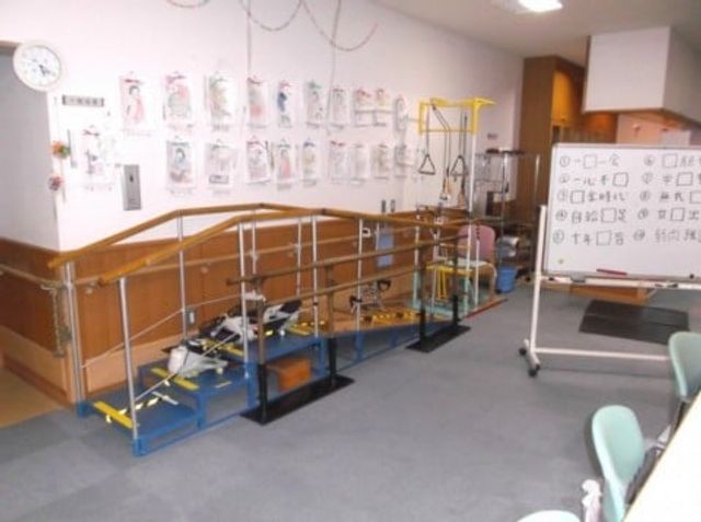 トレーニング設備の部屋 機能訓練室 各種トレーニング器具が並び、利用者の健康維持をサポートする空間です。多様な運動が行えます。