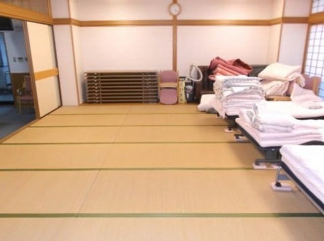 布団が整備された和室 和室 畳敷きの和室は、布団が整然と並べられており、明るい空間でくつろげる場所です。