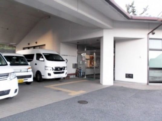 送迎車が停まる入口