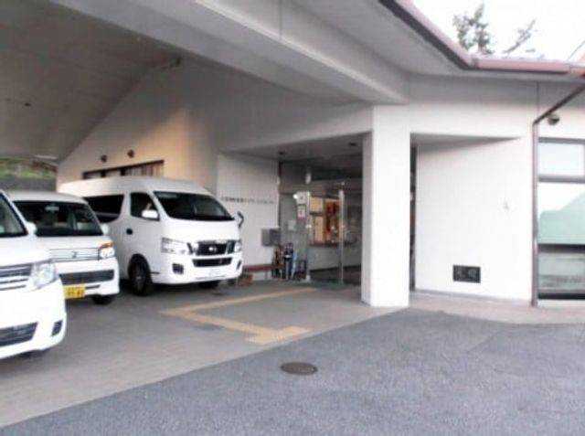 送迎車が停まる入口 エントランス 明るいエントランスでは、送迎車の出入りがスムーズです。働く方々にも快適な環境です。