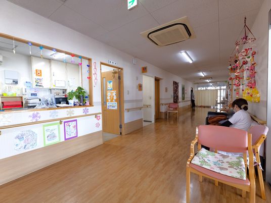 暖かみのある廊下の風景