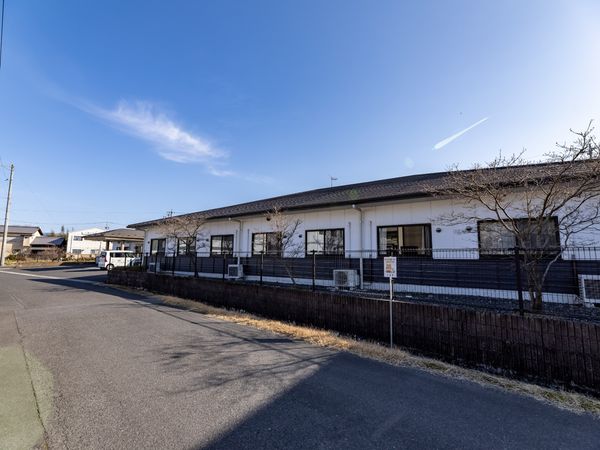 広々した一階建ての外観