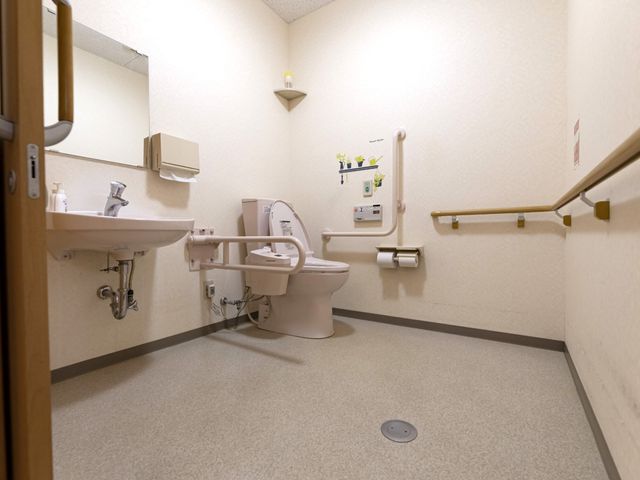 バリアフリー設計のトイレ トイレ 手すり付きで広々とした清潔なトイレ空間です。快適にご利用いただけるよう配慮されています。