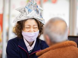 笑顔のスタッフと利用者