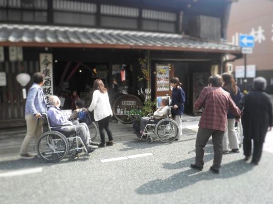 人々と建物の外観