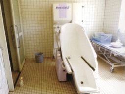 ケア用バスタブの浴室