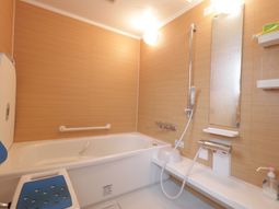 バリアフリー設計の浴室