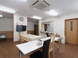 共有スペースの明るい居室
