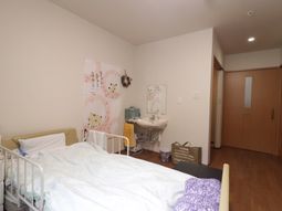 居室のベッドと洗面台