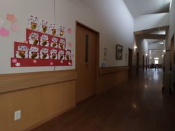 廊下の掲示物と明るさ
