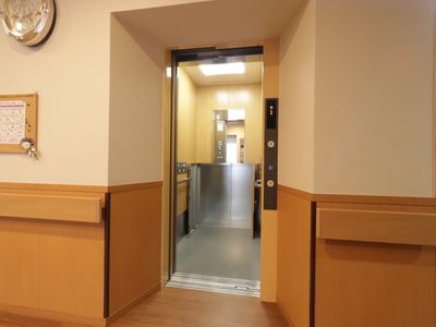 エレベーターの開いた扉