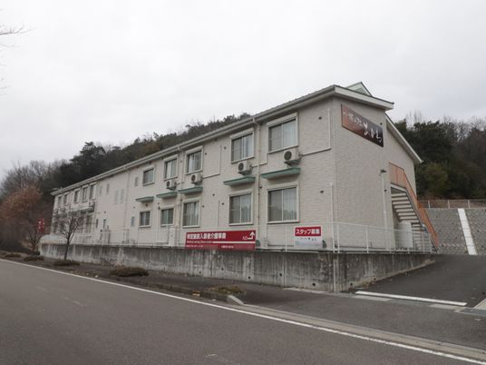 白い壁の建物外観