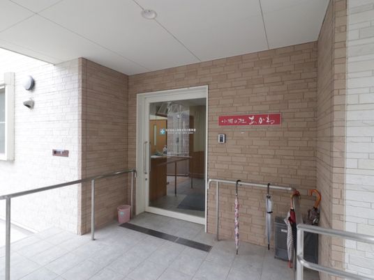入口に掲示物のある廊下