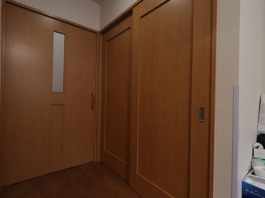 茶色の扉付き居室の一部