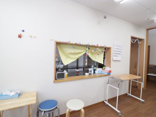 壁に飾り付けられた和室