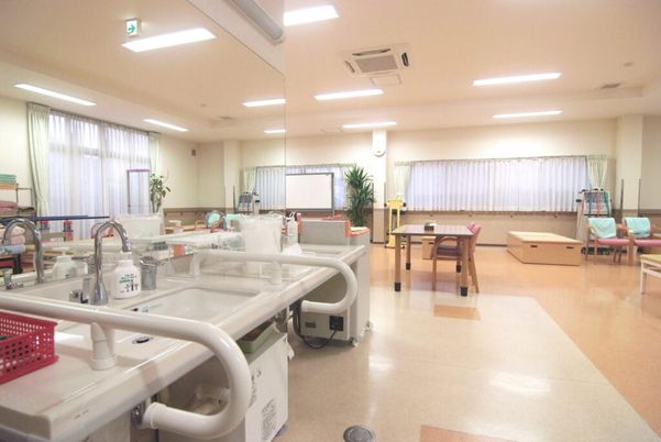 明るい室内の機能訓練室