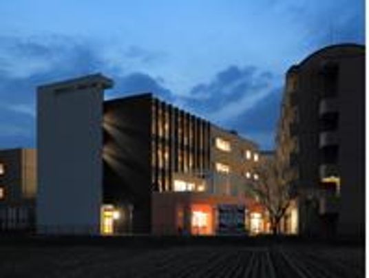 夜景の施設外観