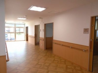 光が入る廊下