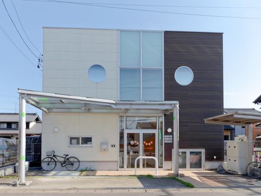 モダンな建物の外観  