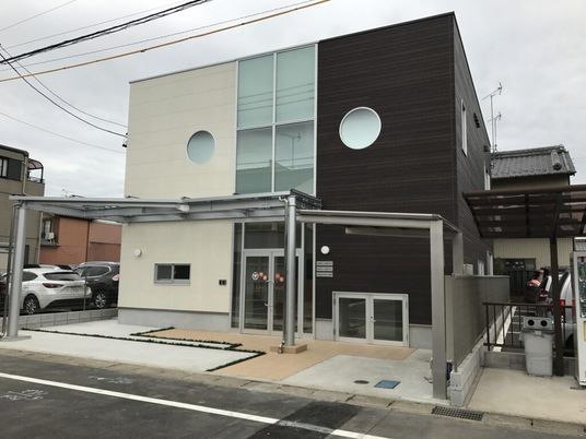 モダンな建物の外観  