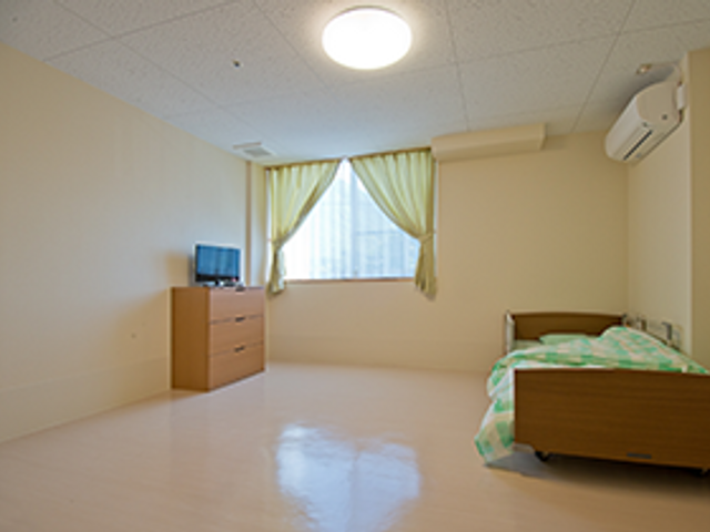 エアコンとベッドの部屋 居室 優しい自然光が差し込む居室です。家具がシンプルに配置され、快適な空間になっています。