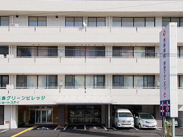 施設の外観 外観 広々とした建物の前には駐車場があり、アクセスが良好です。クリアな空が広がっています。