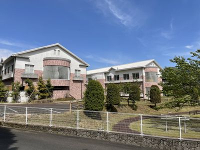 緑に囲まれた外観